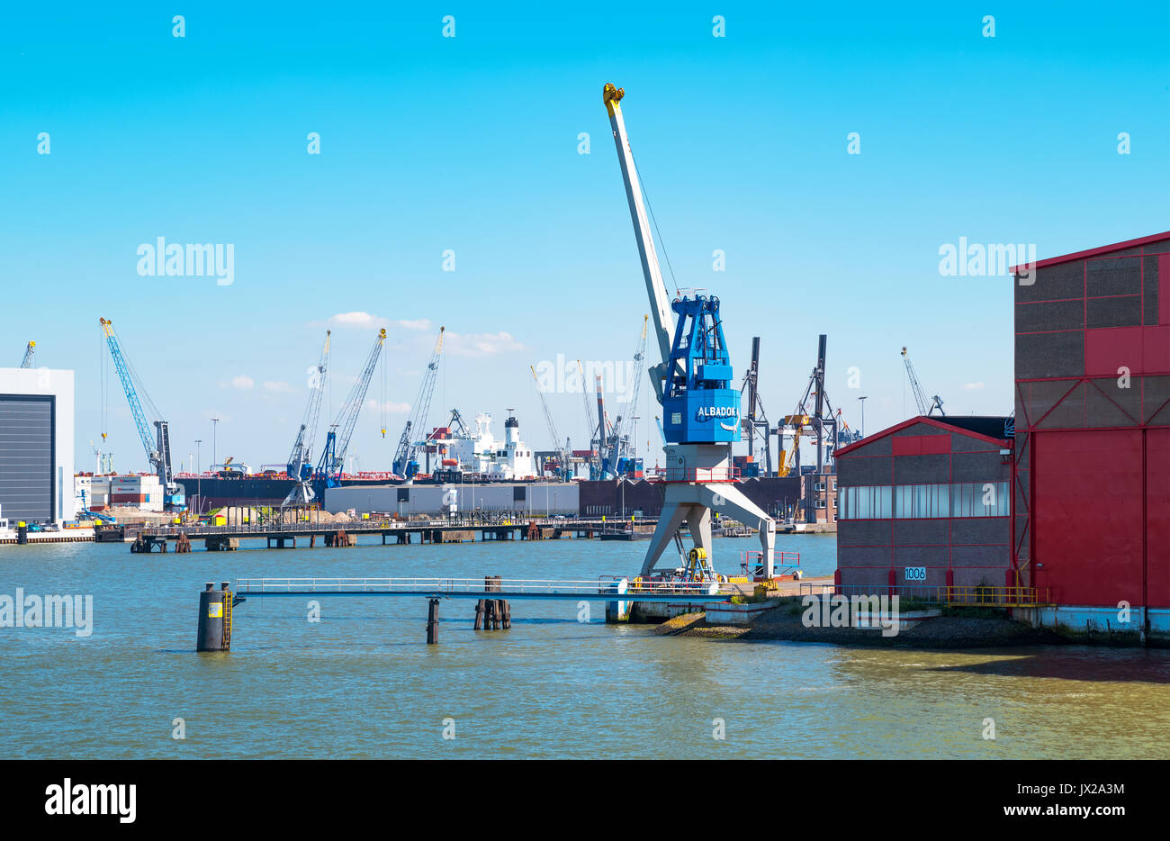Rotterdam, Holanda - Julio 18, 2016: Equipos de manipulación de mercancías y buques de carga en el principal puerto comercial de la ciudad Foto de stock