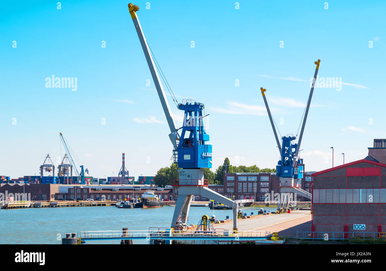 Rotterdam, Holanda - Julio 18, 2016: Equipos de manipulación de mercancías y buques de carga en el principal puerto comercial de la ciudad Foto de stock