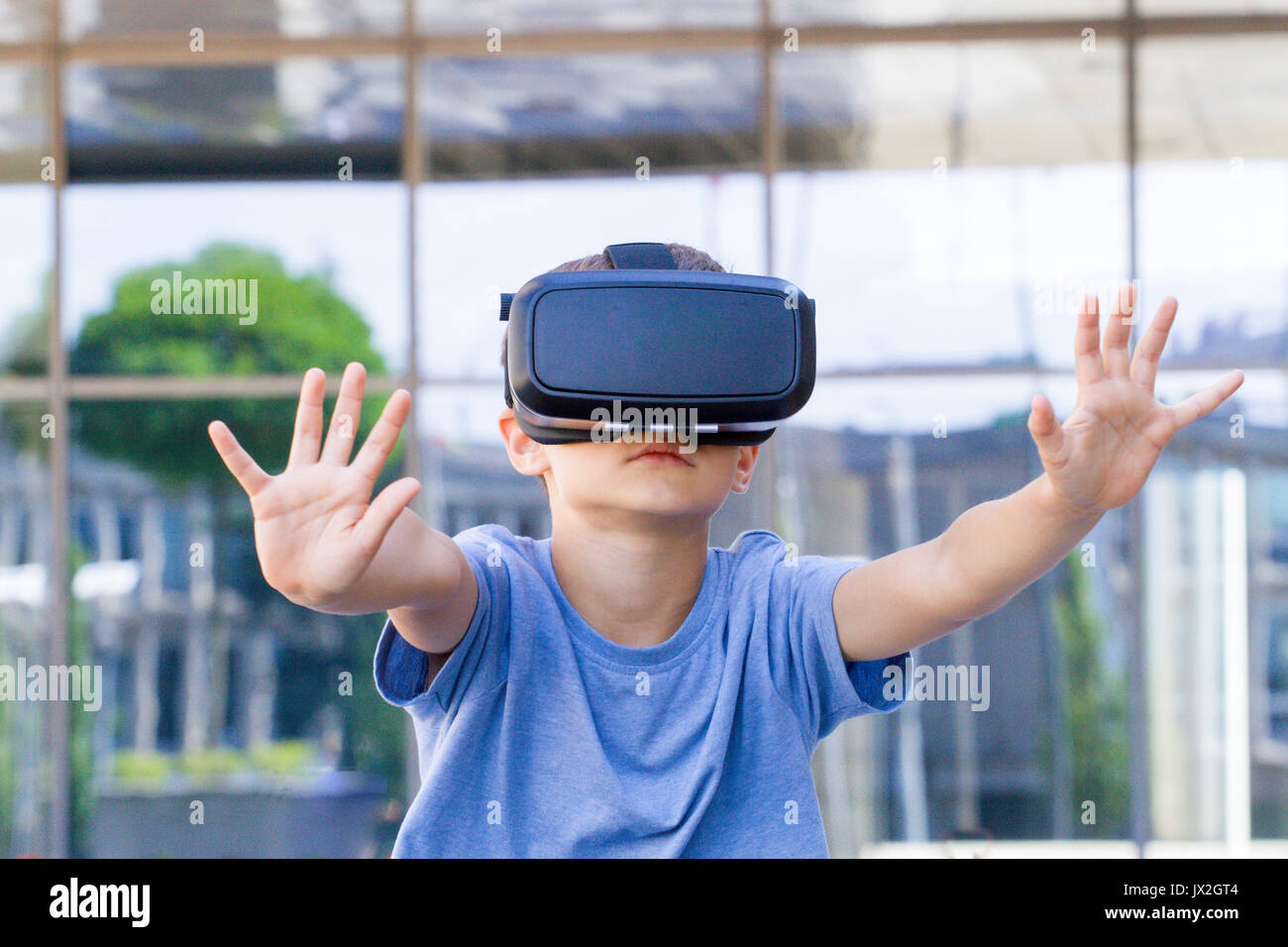 Niño con gafas de realidad virtual de la ciudad Foto de stock