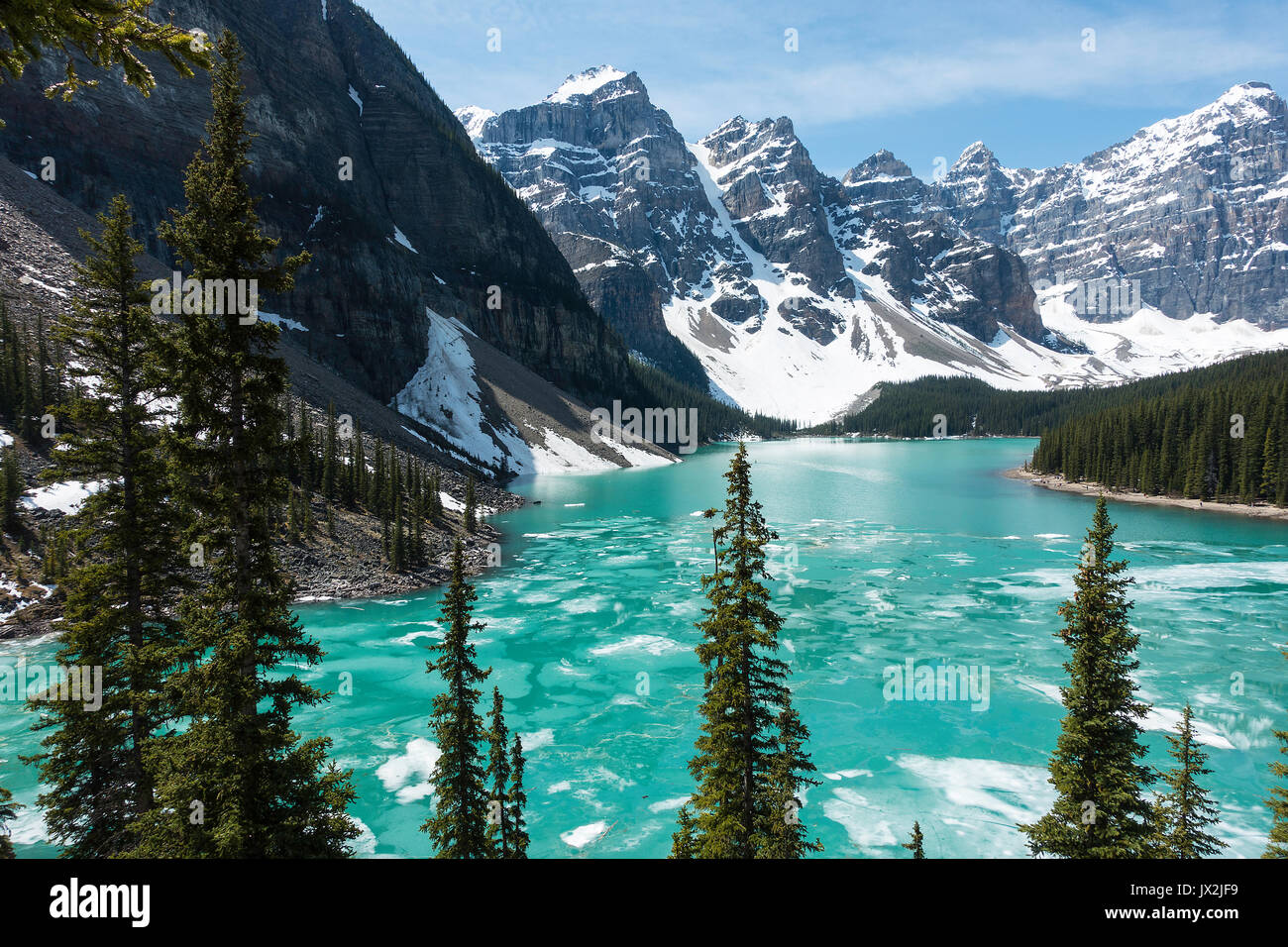 Las impresionantes aguas verdes de el lago Moraine, en el Parque Nacional de Banff Alberta Canada Canadian Rockies Foto de stock