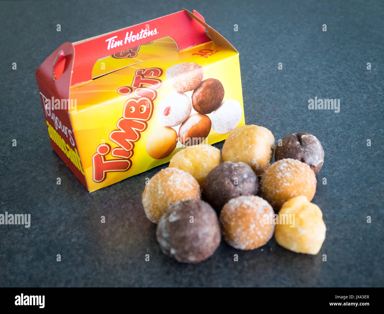 Timbits (agujeros de donut, donut agujeros) de Tim Hortons, una conocida cadena de restaurantes de comida rápida de Canadá. Foto de stock