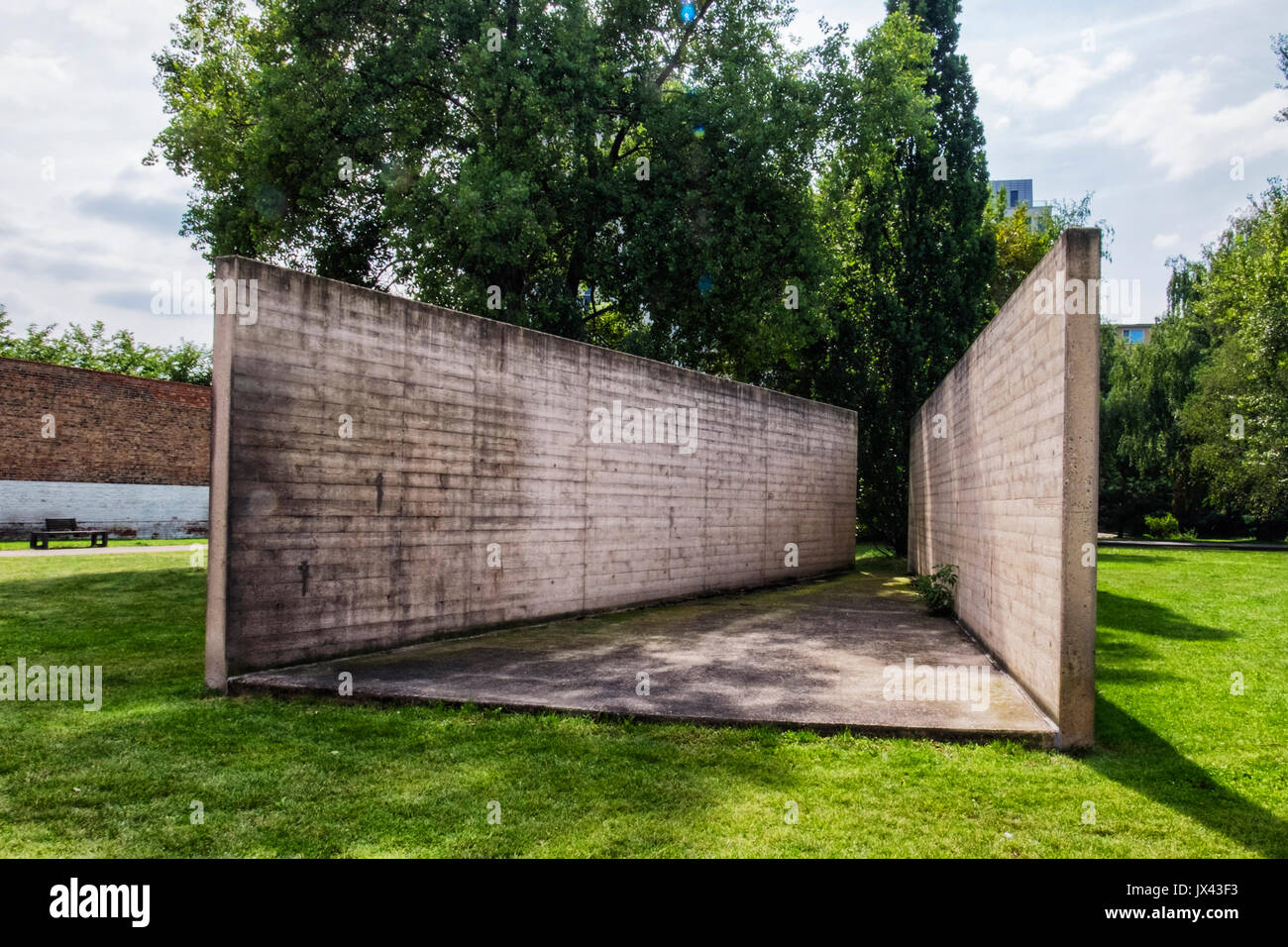 Berlín Moabit Geschichtspark.la histórica prisión estacionamiento en el sitio de la ex prisión Zellengefängnis (Celda) .muros de hormigón representan el ala de la prisión Foto de stock