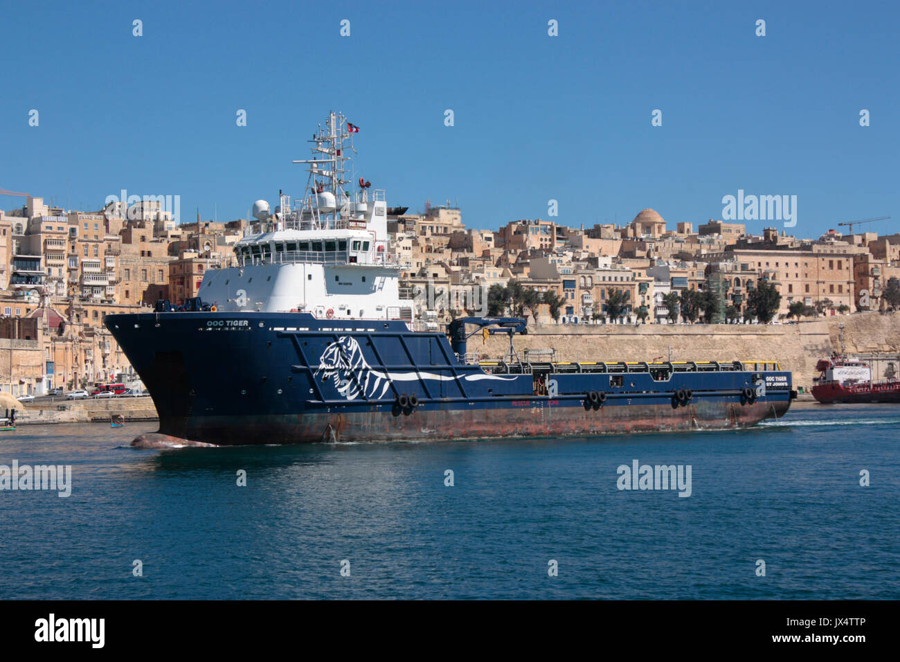 El buque de suministro de plataformas (PSV) o buque de aprovisionamiento offshore provocación abierta Tiger pasa por el recinto amurallado de la ciudad de La Valetta como se entra en el gran puerto de Malta. Foto de stock