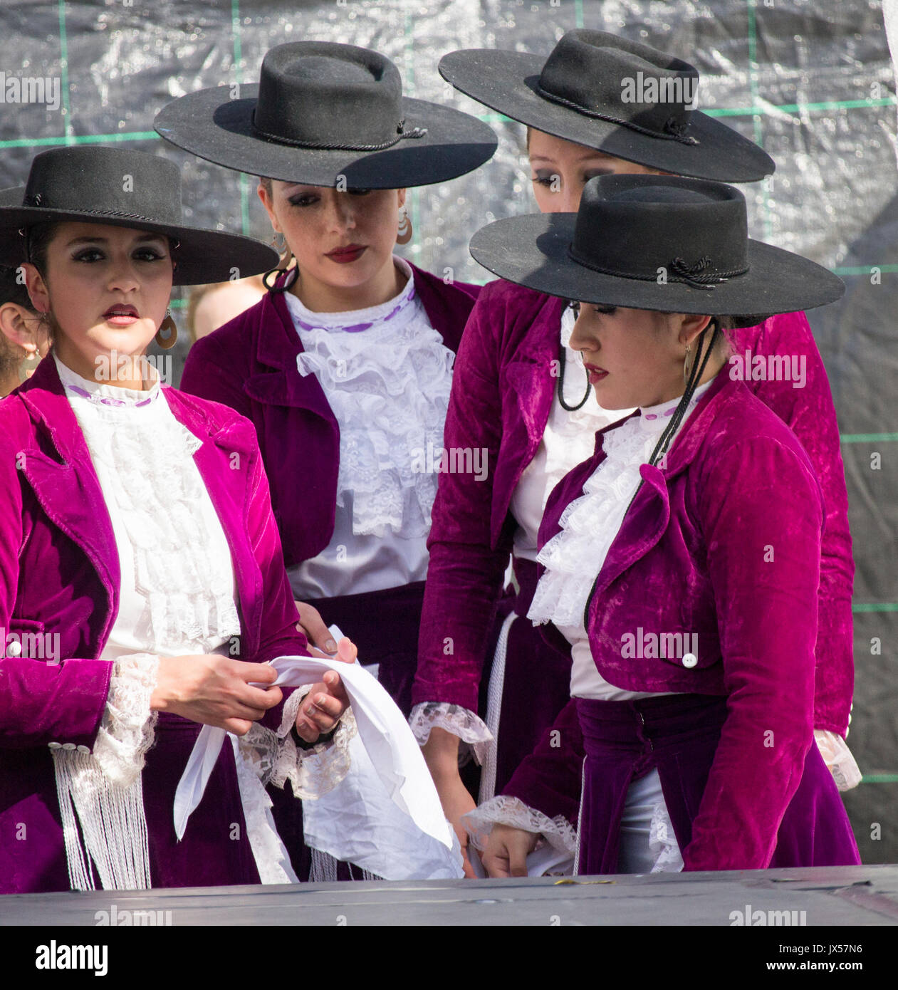 Los bailarines de Chile en el hueso (tradicional) traje huaso chileno en  Billingham festival de folklore. Reino Unido (hueso para hombres Huesa para  las mujeres Fotografía de stock - Alamy