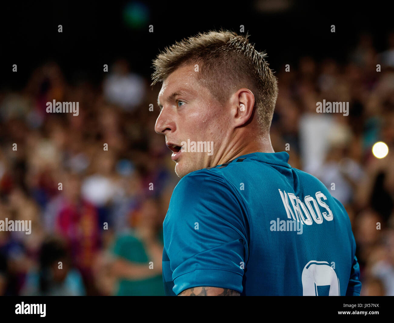 Camp Nou, Barcelona, España. El 13 de agosto, 2017. La Supercopa de España entre el FC Barcelona y Real Madrid. Kroos antes una esquina Crédito: David Ramírez/Alamy Live News Foto de stock