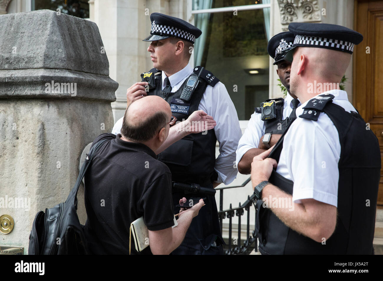 Londres, Reino Unido. El 14 de agosto de 2017. Un periodista se negó la admisión a la Junta General de accionistas de la empresa minera británica Vedanta. Crédito: Mark Kerrison/Alamy Live News Foto de stock