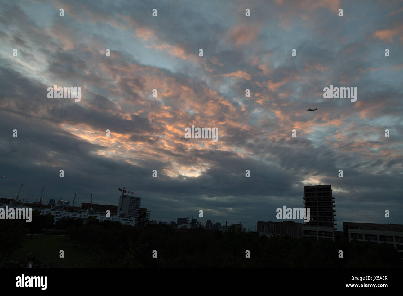 Silvertown, Londres, Reino Unido. El 14 de agosto de 2017. El clima del REINO UNIDO: Nublado naranja atardecer en el aeropuerto London City Credit: WansfordPhoto/Alamy Live News Foto de stock