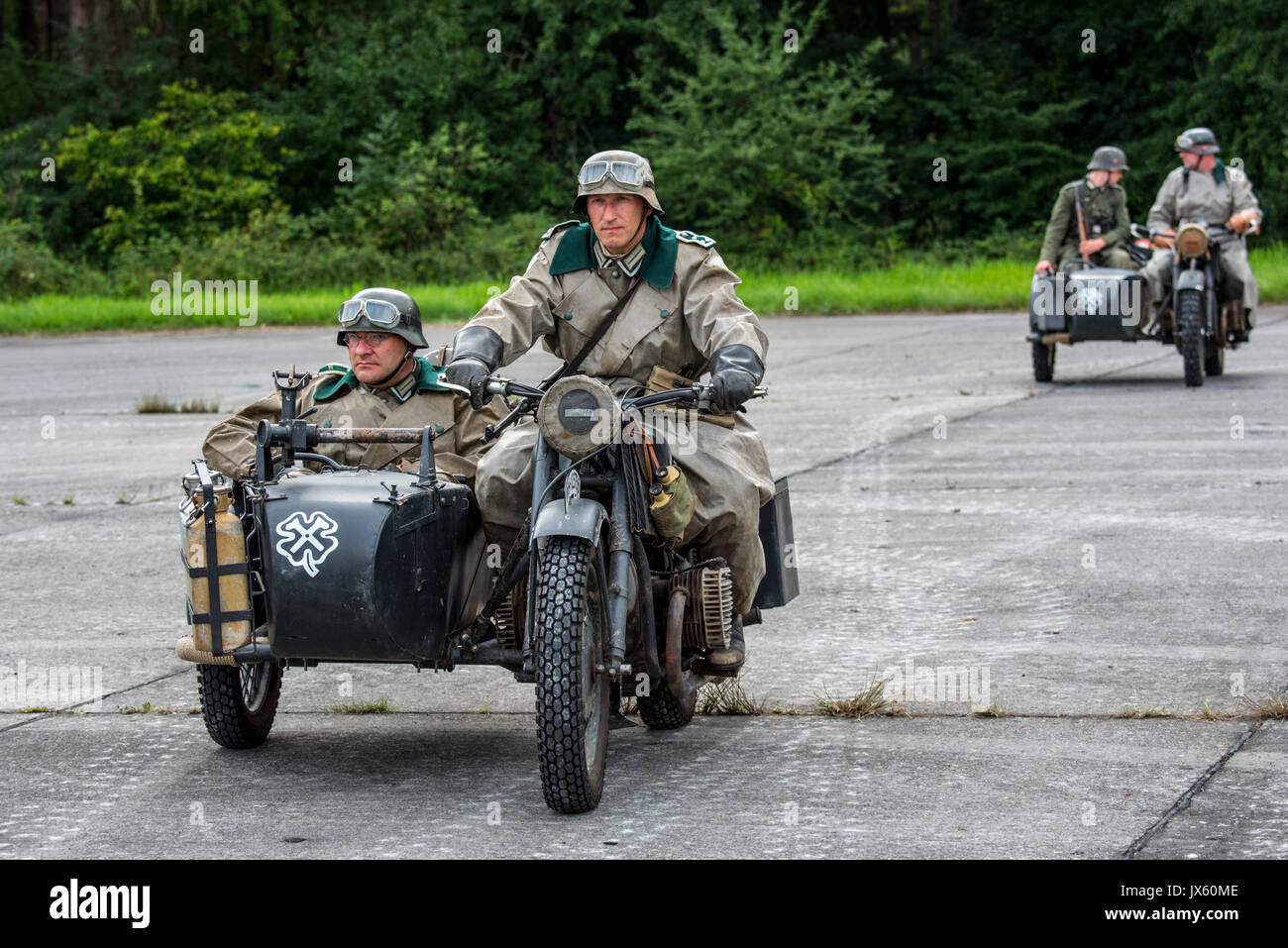 German WW2 los soldados que viajaban en dos motocicletas con sidecar BMW  militar durante la Segunda Guerra Mundial re-promulgación Fotografía de  stock - Alamy