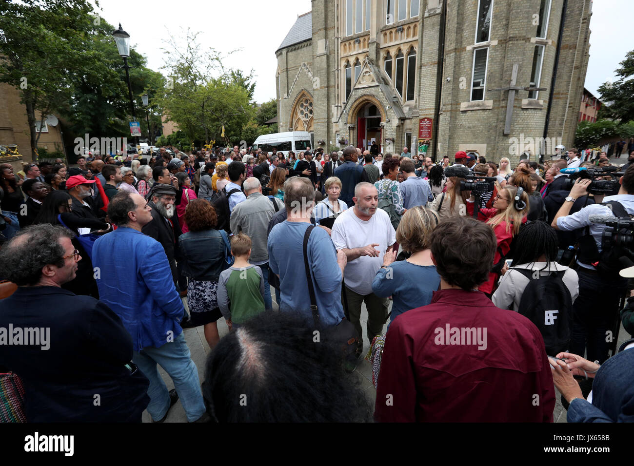 Las personas asistir a una marcha silenciosa para honrar a quienes murieron en el desastre de la torre Grenfell, fuera de la Iglesia Metodista de Notting Hill en Londres. Foto de stock