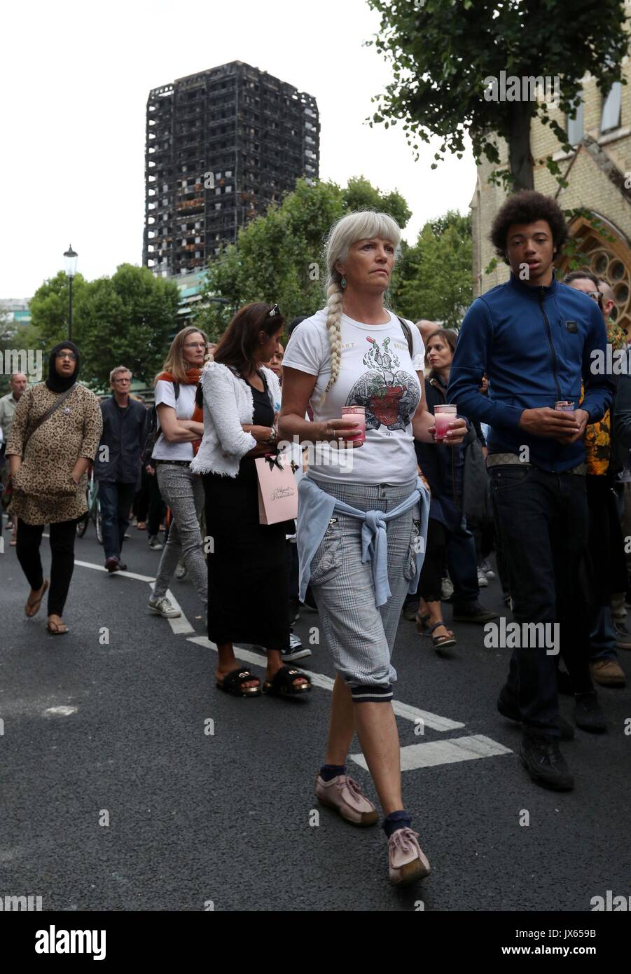 Una marcha silenciosa para honrar a quienes murieron en el desastre de la torre Grenfell comienza en la Iglesia Metodista de Notting Hill en Londres, rumbo a Ladbroke Grove. Foto de stock