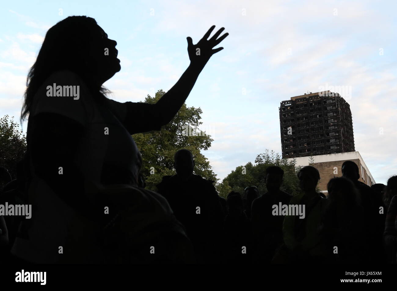 Un orador trata de manifestantes que participaron en una procesión silenciosa para honrar a quienes murieron en el desastre de la torre Grenfell, después de finalizar en el camino del oeste de Londres. Foto de stock