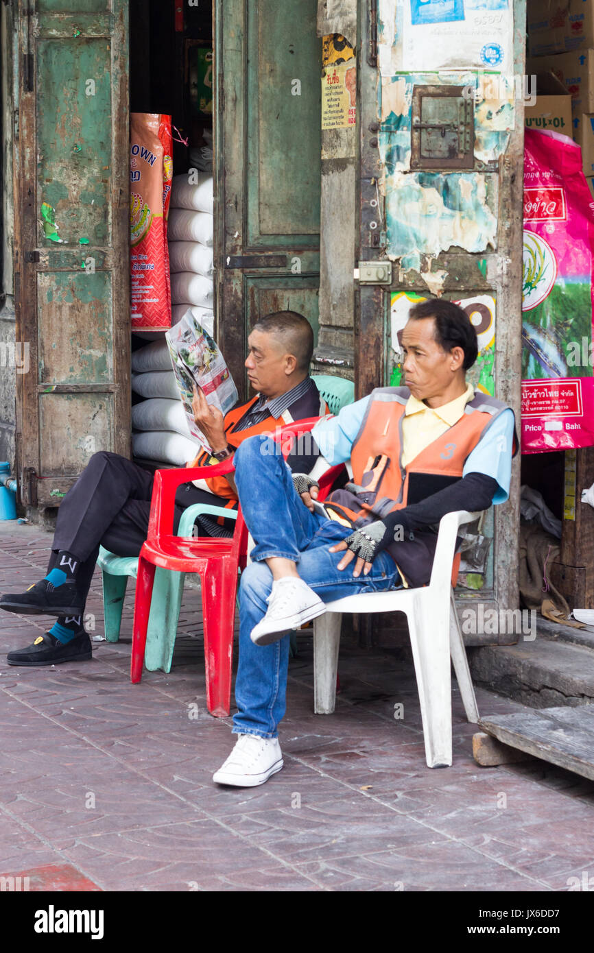 Moto taxistas sat esperando para negocios, Chinatown, Bangkok, Tailandia Foto de stock