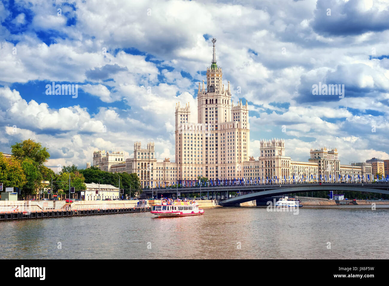 Moscú, Rusia, la torre de un rascacielos estalinista hacia río Moskva Foto de stock