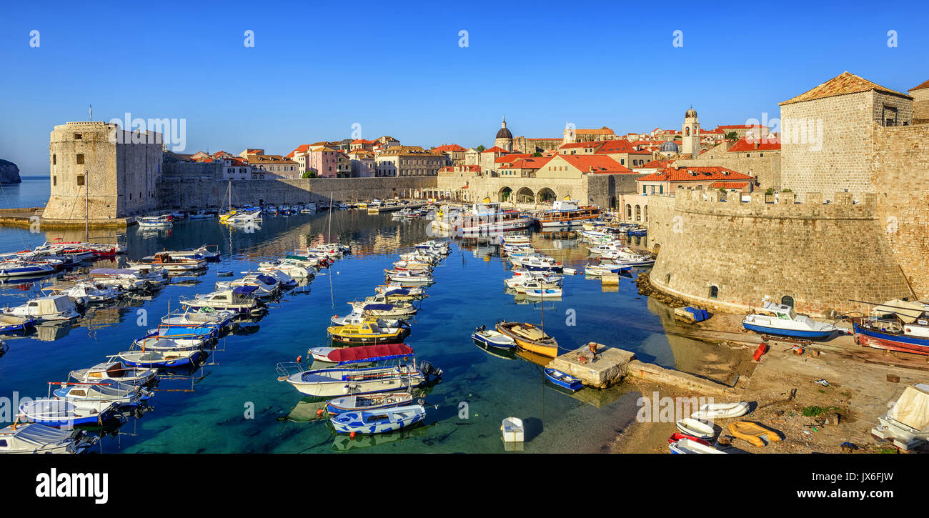 Los coloridos barcos del puerto en la ciudad vieja de Dubrovnik, Croacia Foto de stock