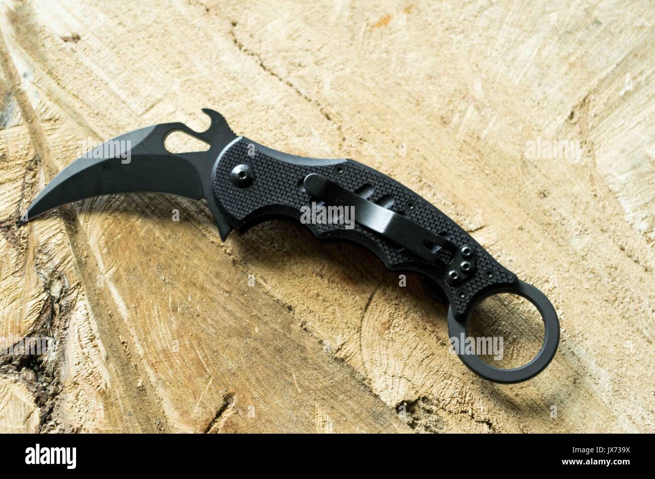 Cuchillo negro en la forma de un depredador de garras. Militares Fotografía  de stock - Alamy