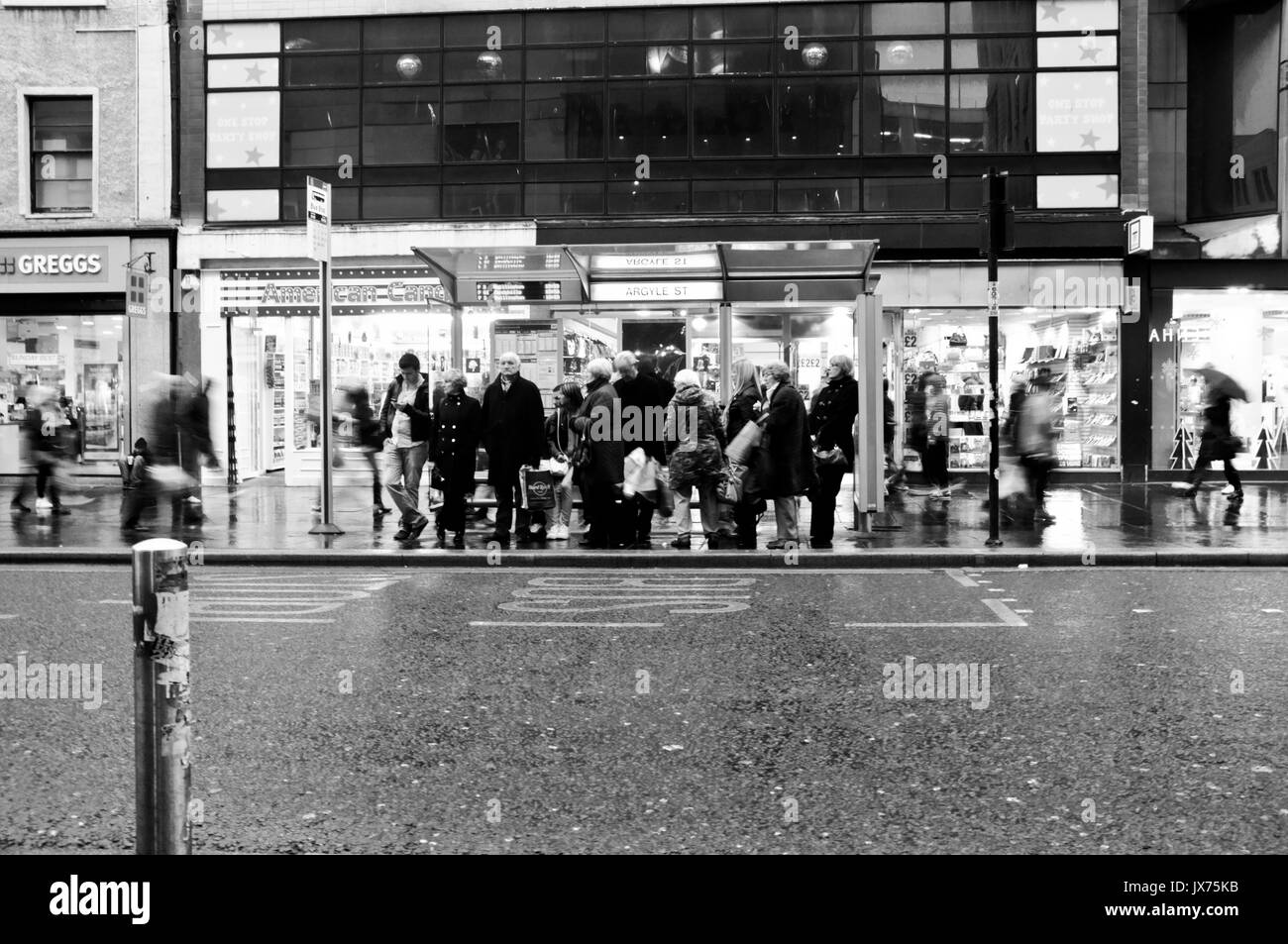 La gente esperando en la parada del autobús en el centro de Glasgow. Foto de stock