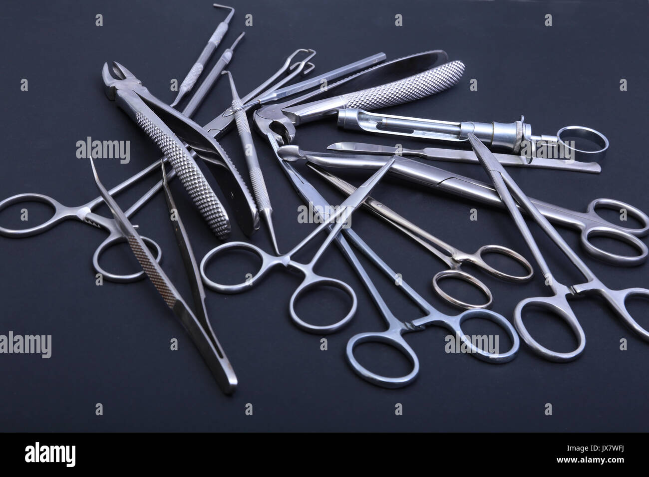 Los instrumentos quirúrgicos y herramientas sobre la mesa para una cirugía  Fotografía de stock - Alamy