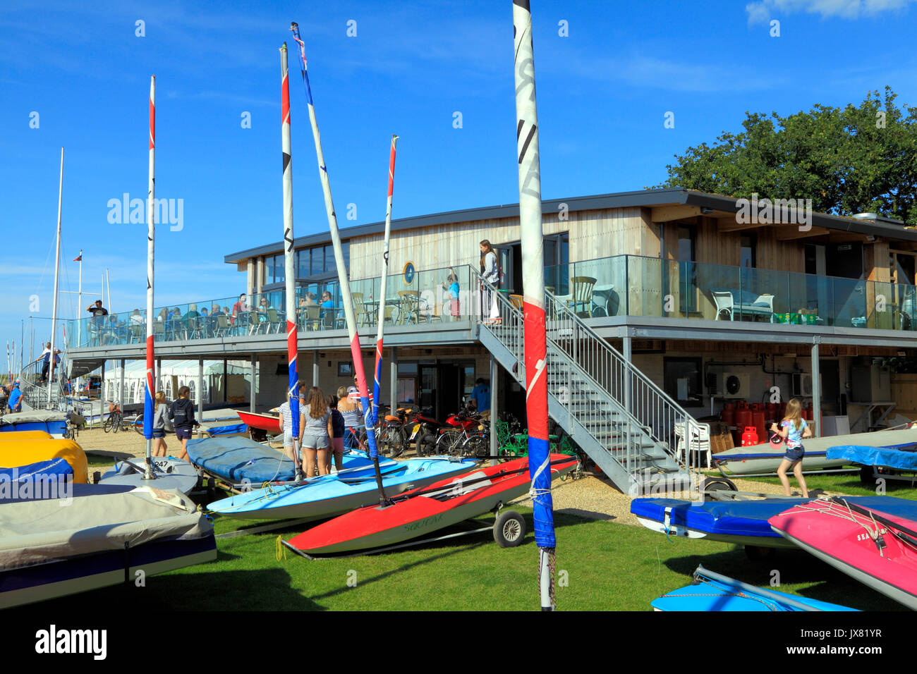 Club de Vela Brancaster, clubhouse, Staithe Brancaster, Norfolk, Inglaterra, Reino Unido , clubes de vela, costa, costeras, inglés Foto de stock