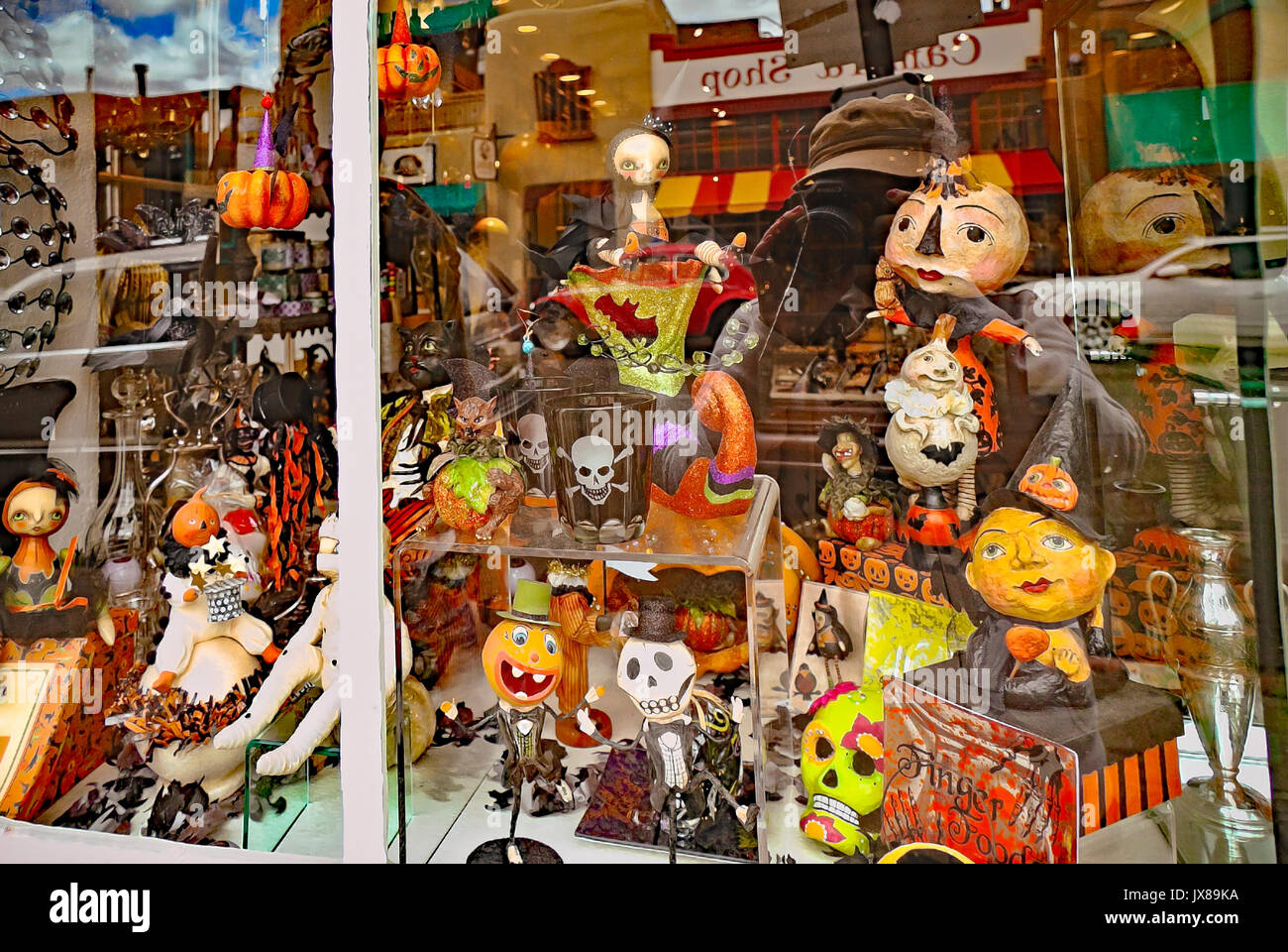 Escaparate de juguetes y máscaras en Santa Fe, Nuevo México. Ideas  creativas y divertidas, basadas en el arte popular mexicano Fotografía de  stock - Alamy