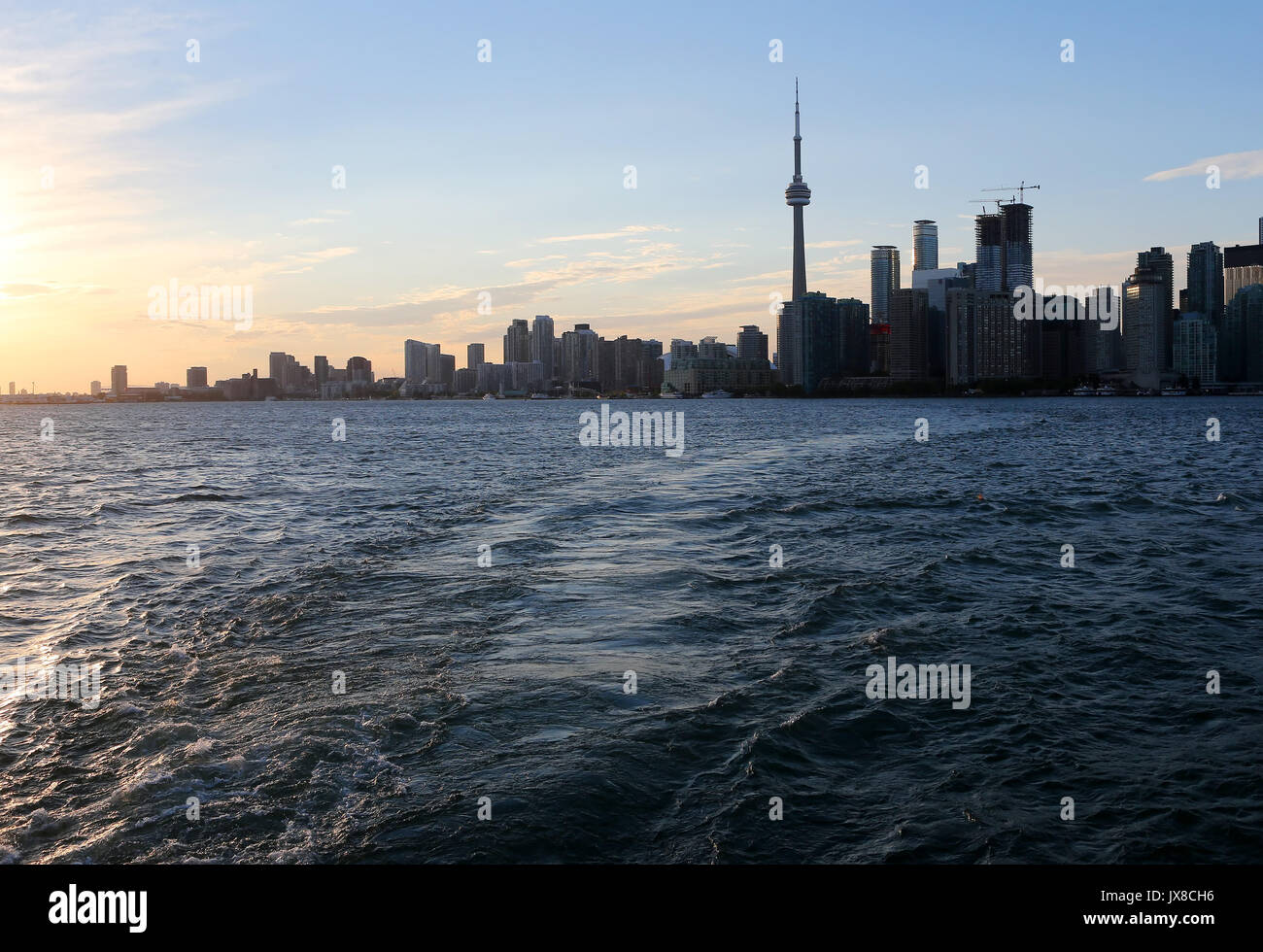 Una vista del horizonte de Toronto al atardecer desde el Lago Ontario en Toronto, Ontario, Canadá Foto de stock