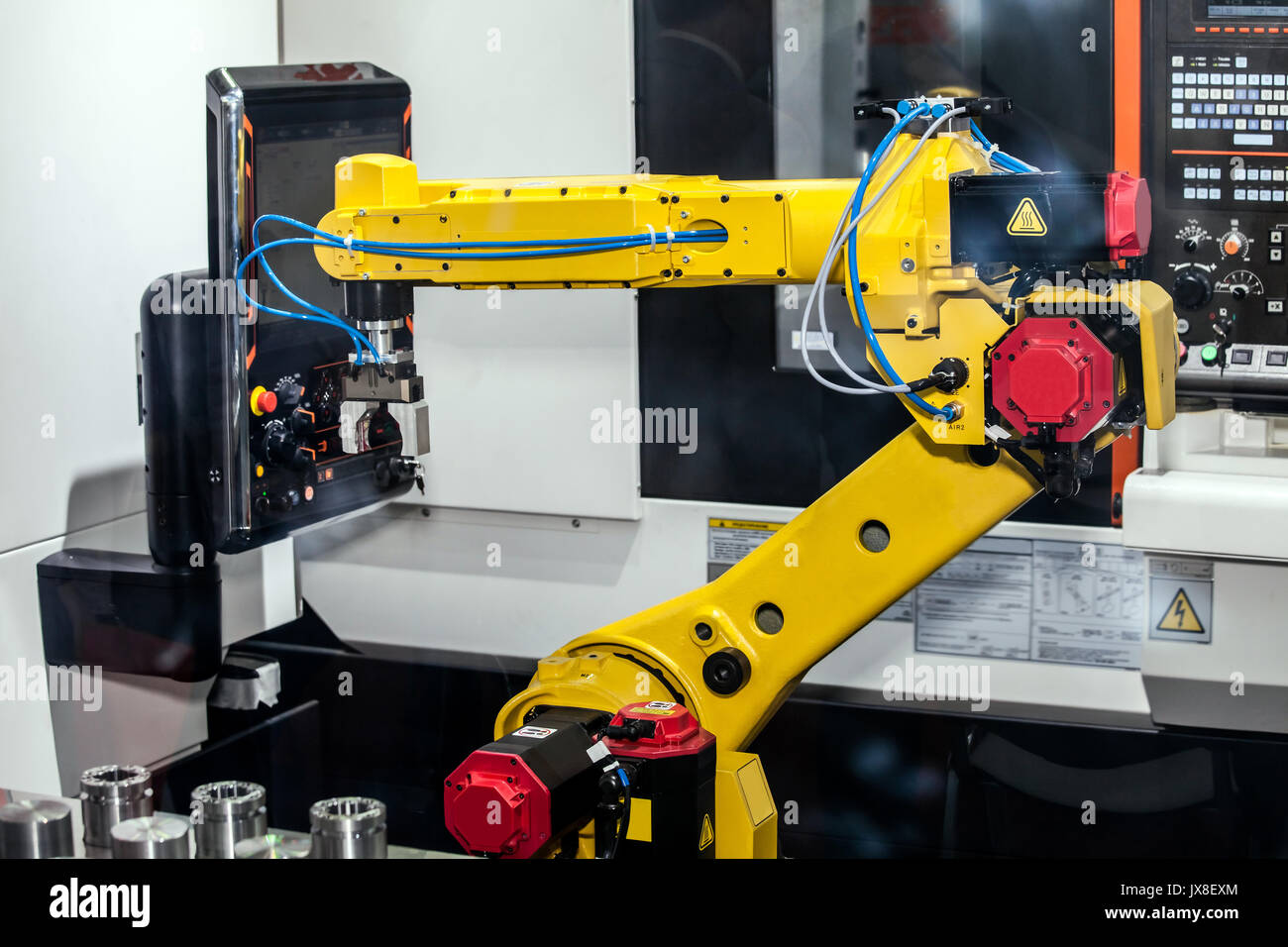 Mecanizado CNC totalmente automatizada con robot de manipulación Fotografía  de stock - Alamy