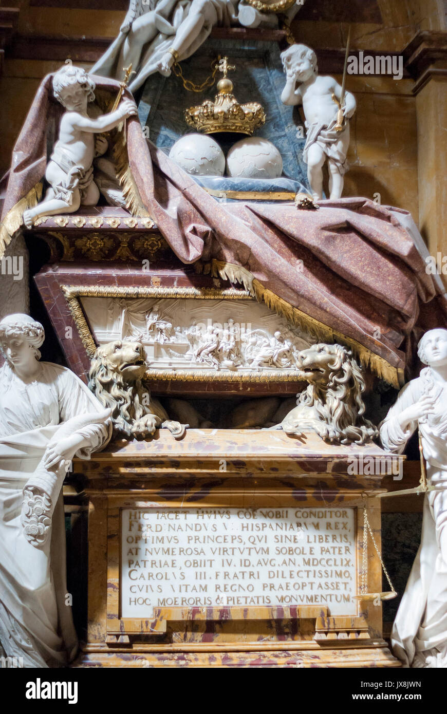 La tumba del rey Fernando VI. Iglesia de Santa Bárbara. Madrid. España Foto de stock