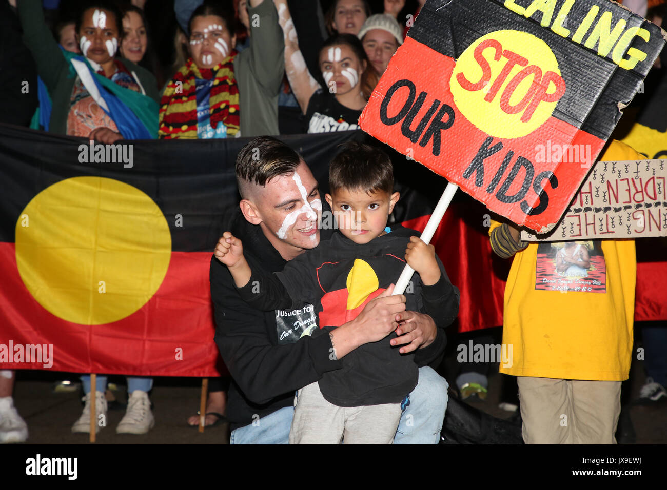 Se realizó una concentración de Aborígenes e Isleños del Estrecho de Torres del Día del Niño en el Tribunal Supremo de Nueva Gales del Sur en Sydney para exigir la autodeterminación por primera NAT Foto de stock