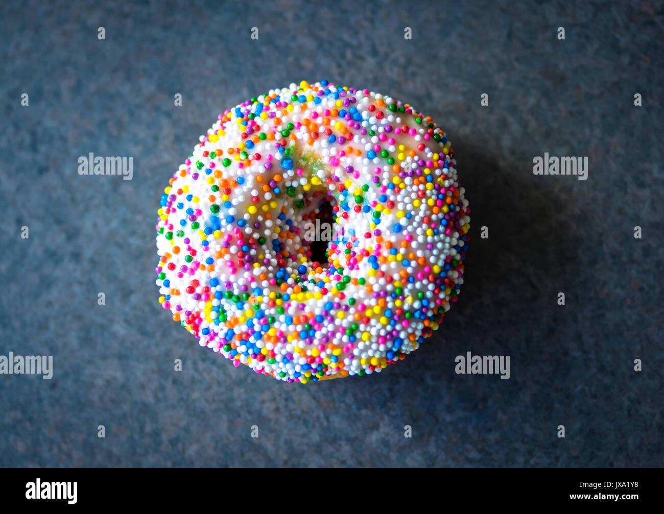 Un chapuzón de vainilla (rosquilla donut, espolvorear espolvorear rainbow donut) de Tim Hortons, un popular restaurante de comida rápida canadiense y donut shop. Foto de stock