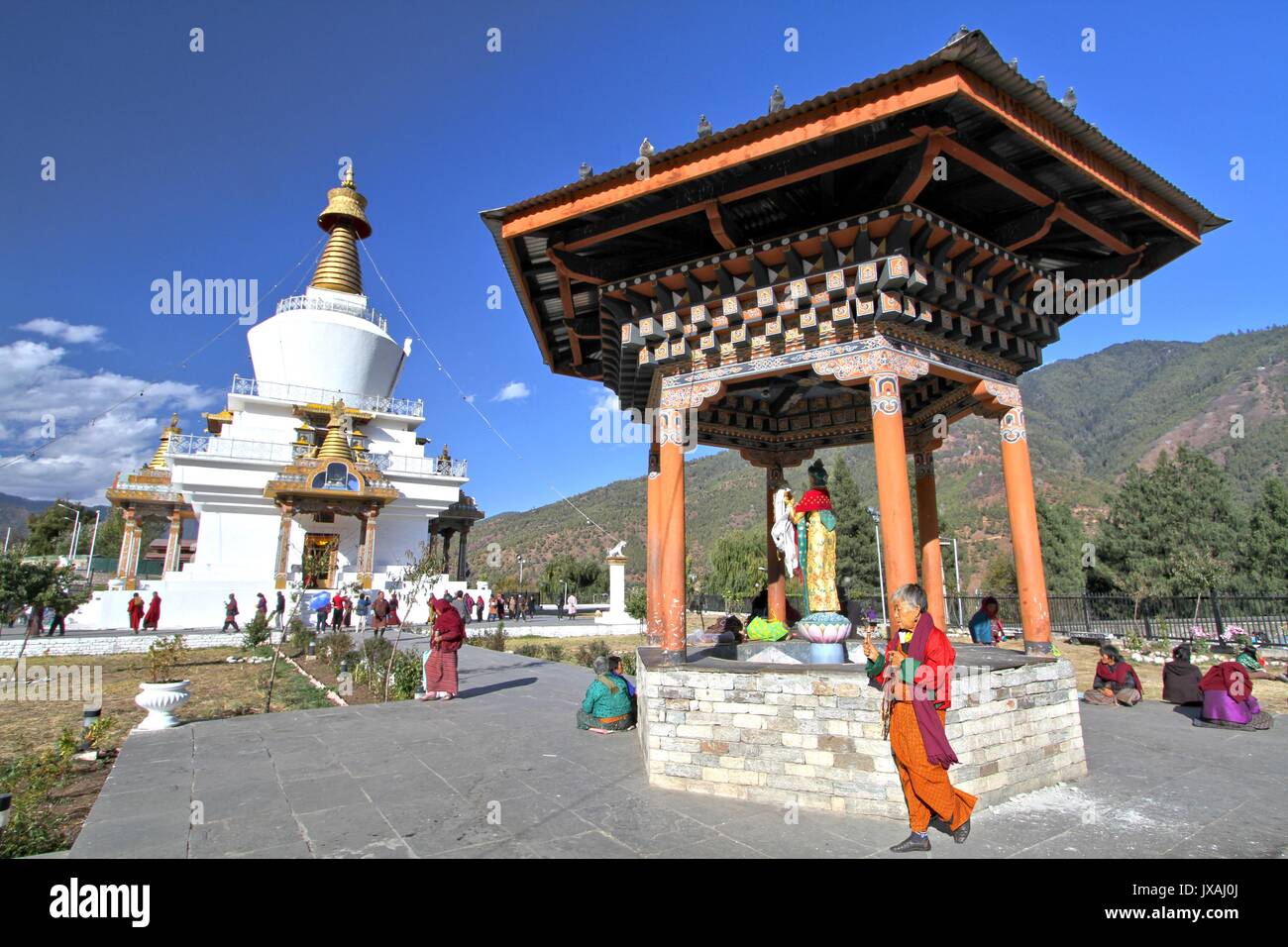 Thimphu, Bután - Noviembre 08, 2012: los bhutaneses en traje tradicional con rueda de oración tibetano caminando alrededor del National Memorial Chorten orar Foto de stock