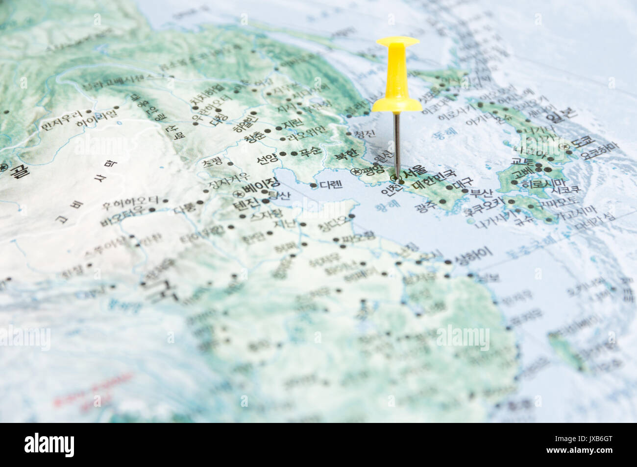 Cerca de Seúl, Corea del Sur mapa con empuje el pasador amarillo Foto de stock