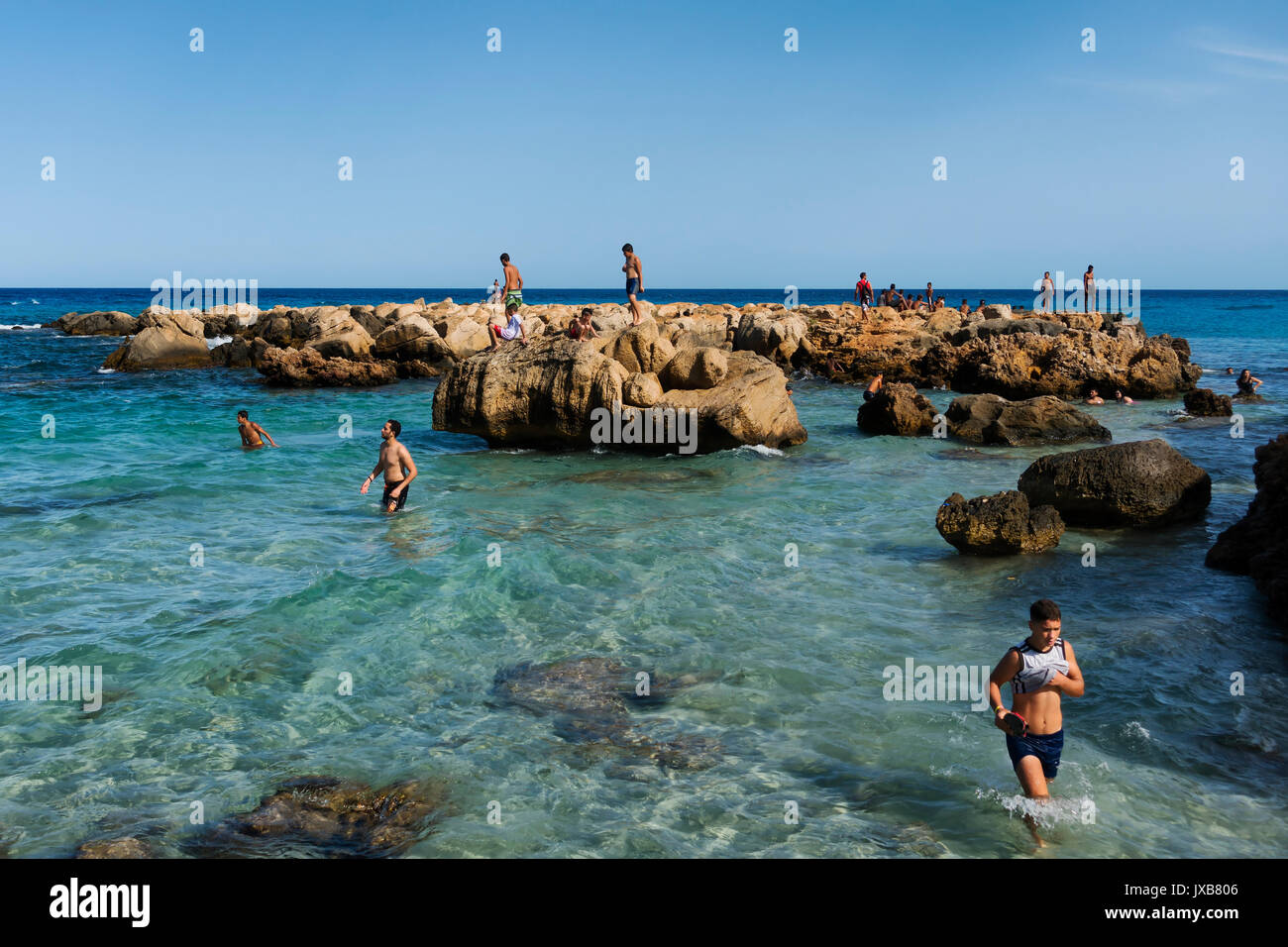 KELIBIA, Túnez - Agosto 13, 2017: la gente disfruta de la vida en la playa en verano Foto de stock