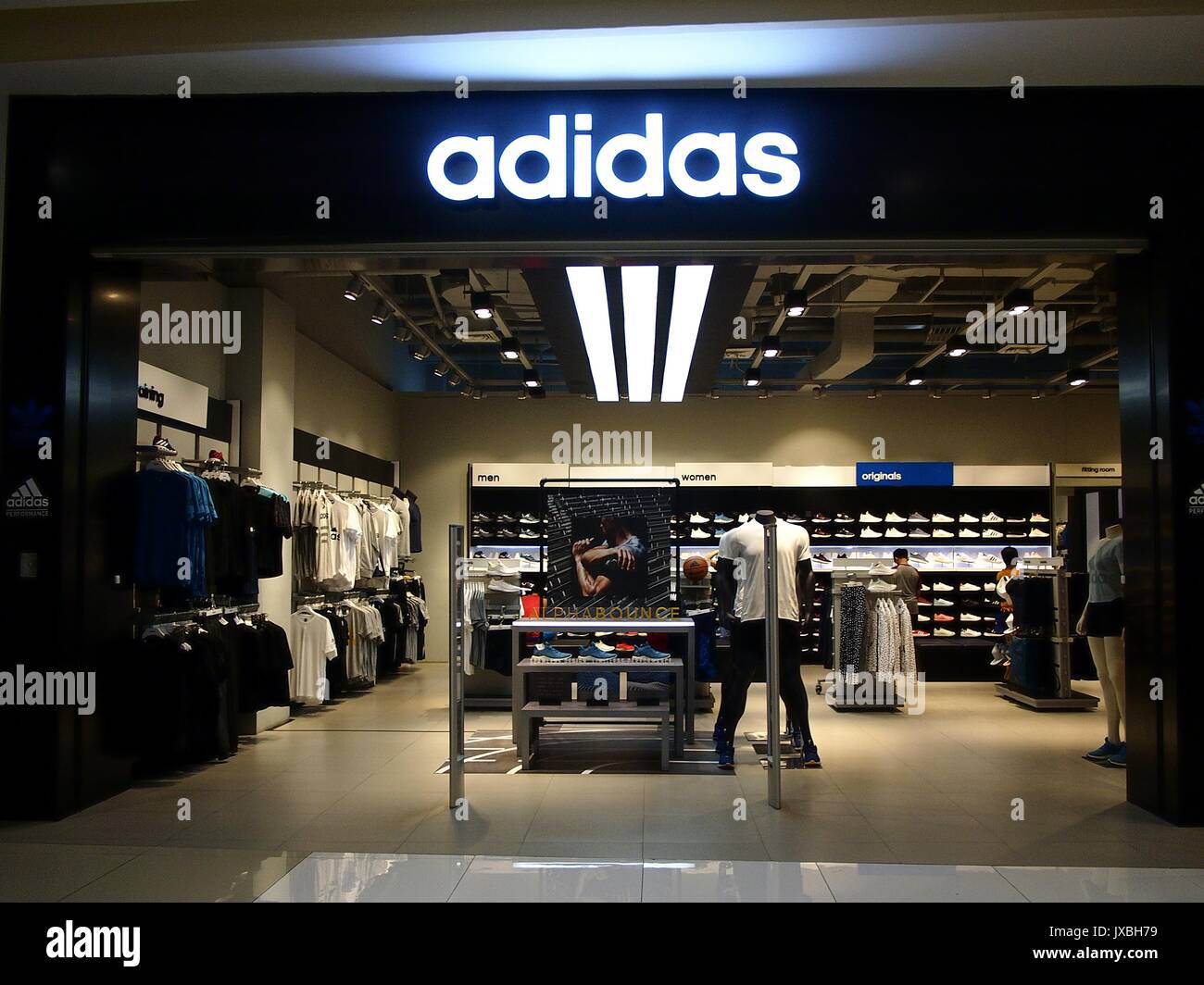 ANTIPOLO CITY Filipinas Agosto 13 2017 Una tienda adidas