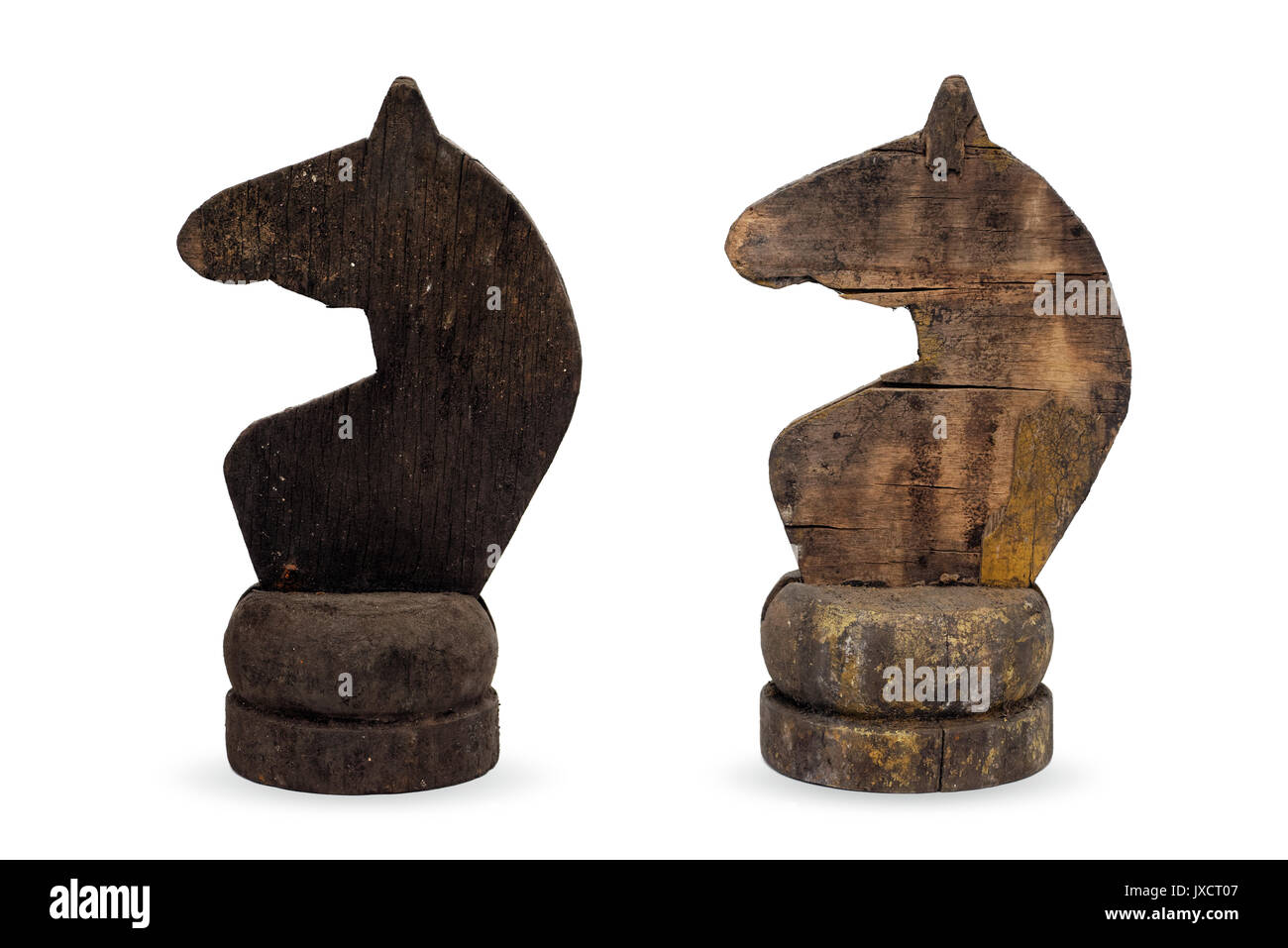 Los objetos aislados: dos piezas de ajedrez de madera muy antigua, caballeros, o caballos, blanco y negro Foto de stock