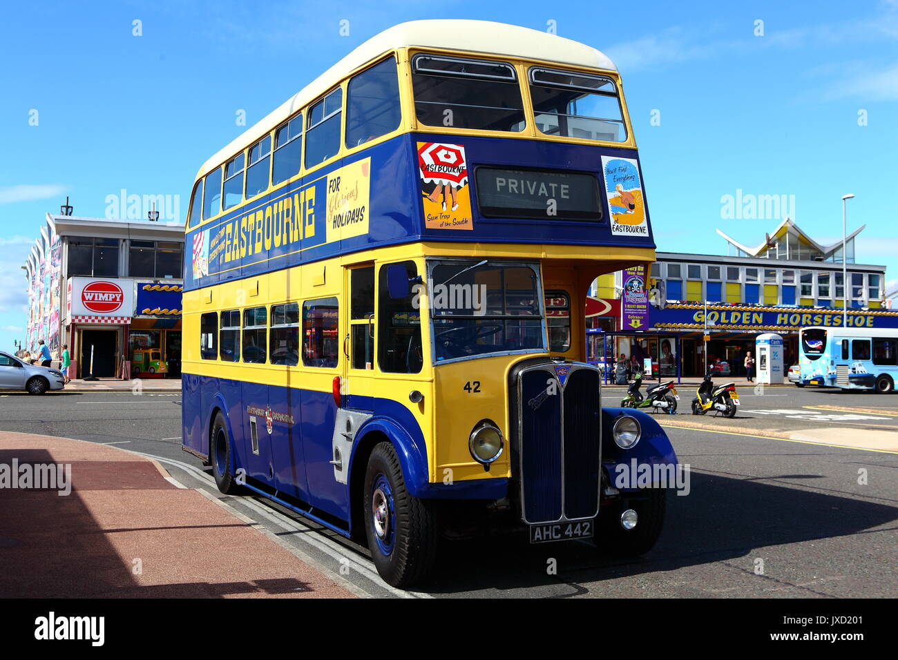 Eastbourne conserva Corporation AEC Regent doble ómnibus AHC 442 visto en una visita a Southsea. Foto de stock