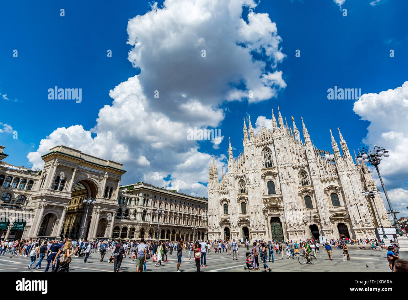 Vista de la catedral de Milán, la plaza de la Catedral (Piazza del Duomo) y la Galería de Víctor Manuel II, con turistas, Milan, Italia. Foto de stock