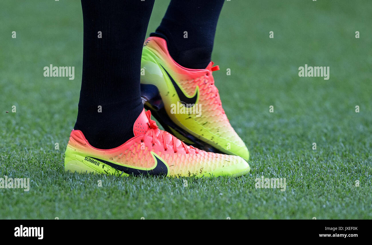 Reading, Reino Unido. 15 Aug, 2017. John Terry de Aston Villa de botas de de personalizados mostrando su hija nombre 'veraniego' durante el cielo apuesta partido de campeonato entre la
