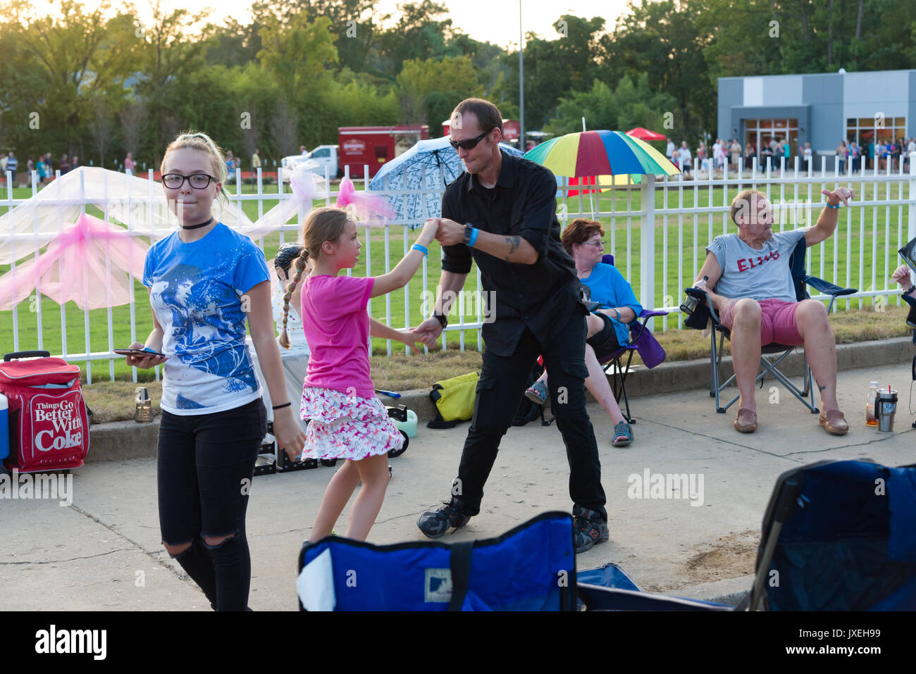 En Memphis, Tennessee, EE.UU., 15 de agosto de 2017. Semana de Elvis. Vigilia con velas. La gente paga tributo a Elvis Presley en su casa de Memphis, Graceland. La vigilia está en su 40º año. Elvis murió el 16 de agosto de 1977. Crédito: Gary Culley/Alamy Live News Foto de stock
