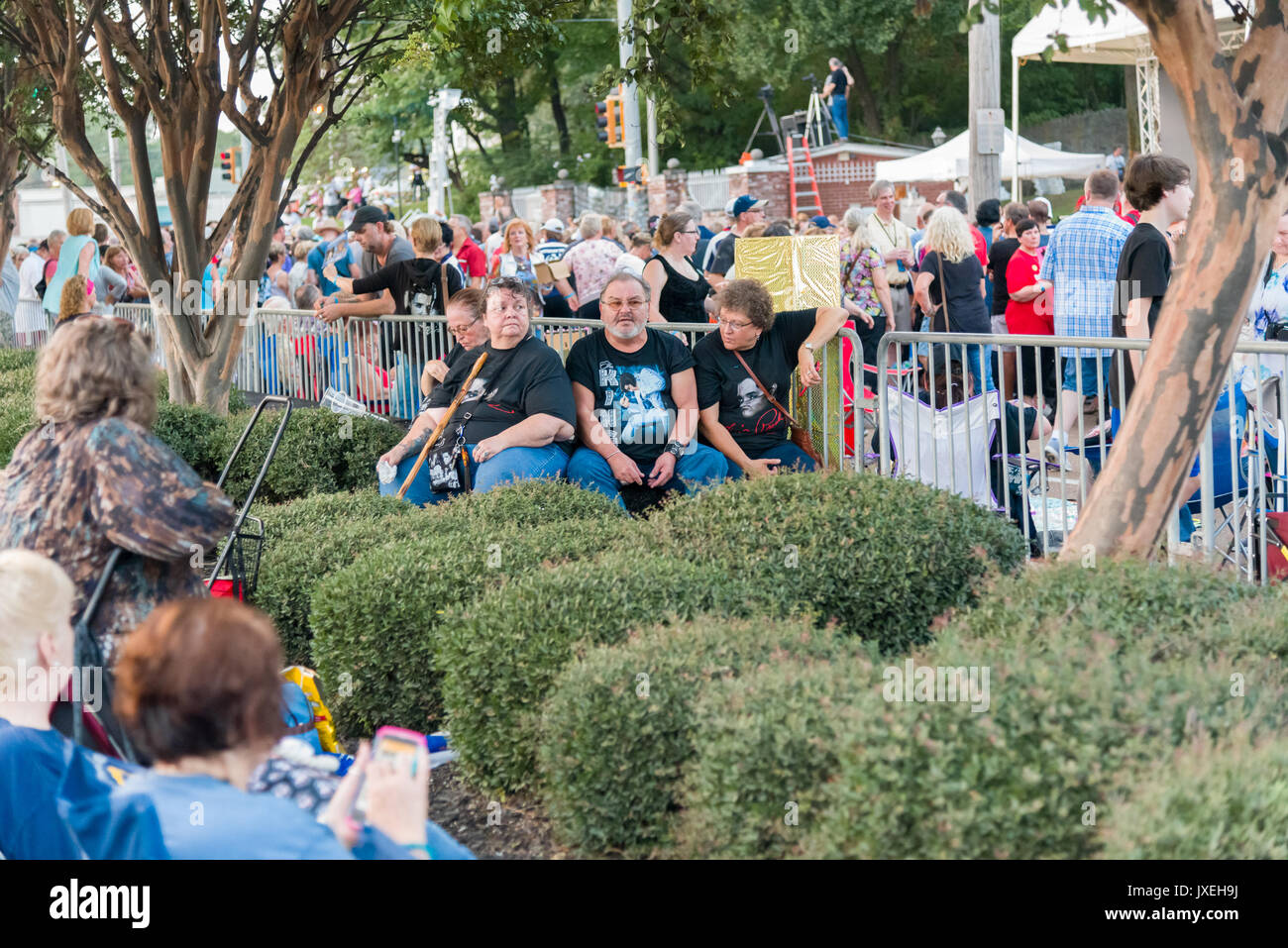 En Memphis, Tennessee, EE.UU., 15 de agosto de 2017. Semana de Elvis. Vigilia con velas. La gente paga tributo a Elvis Presley en su casa de Memphis, Graceland. La vigilia está en su 40º año. Elvis murió el 16 de agosto de 1977. Crédito: Gary Culley/Alamy Live News Foto de stock