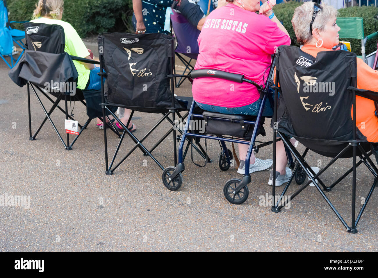 En Memphis, Tennessee, EE.UU., 15 de agosto de 2017. Semana de Elvis. Vigilia con velas. La gente paga tributo a Elvis Presley en su casa de Memphis, Graceland. La vigilia está en su 40º año. Elvis murió el 16 de agosto de 1977. Crédito: Gary Culley/Alamy Live News Foto de stock