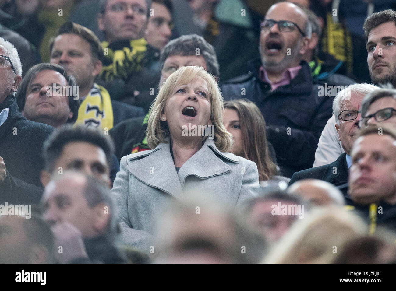 Dortmund, Alemania. 12 abr, 2017. Hannelore Kraft, Ministerpraesidentin (Nordrhein-Westfalen feuert Ministerprasidentin) von den BVB leidenschaftlich un; Politikerin, Politik, SPD, Landesmutter, Anfeuerung, Ventilador, Leidenschaft; Fussball Liga de Campeones, Viertelfinale, Hinspiel, Borussia Dortmund (DO) - Como Mónaco (Mónaco) 2:3, am 12.04.2017 en Dortmund/ Deutschland. | Verwendung weltweit Crédito: dpa/Alamy Live News Foto de stock