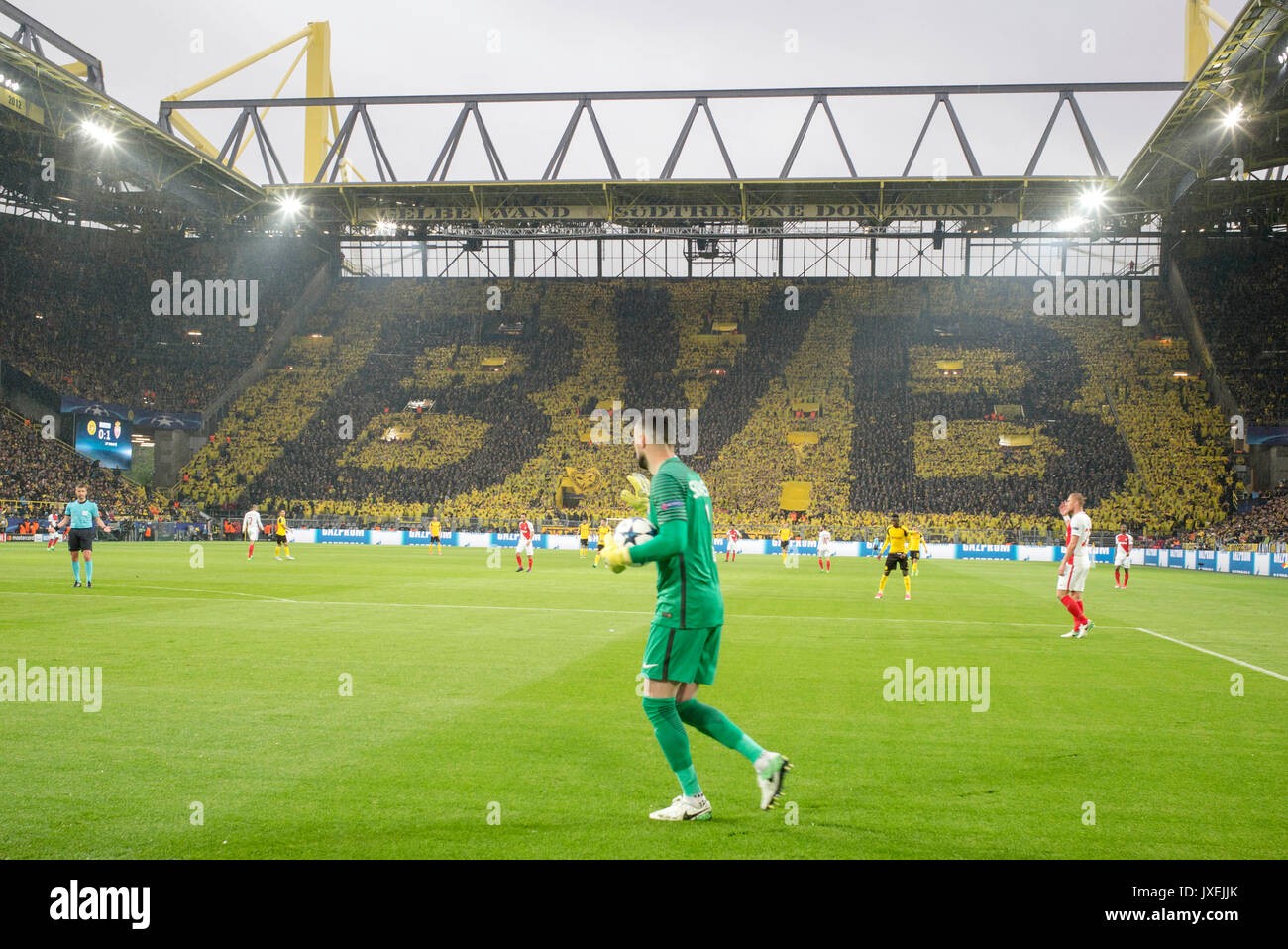Dortmund, Alemania. 12 abr, 2017. Stimmungsvolle Atmosphare Atmosphaere (Stadion); Fussball Liga de Campeones, Viertelfinale, Hinspiel, Borussia Dortmund (DO) - Como Mónaco (Mónaco) 2:3, am 12.04.2017 en Dortmund/ Deutschland. | Verwendung weltweit Crédito: dpa/Alamy Live News Foto de stock