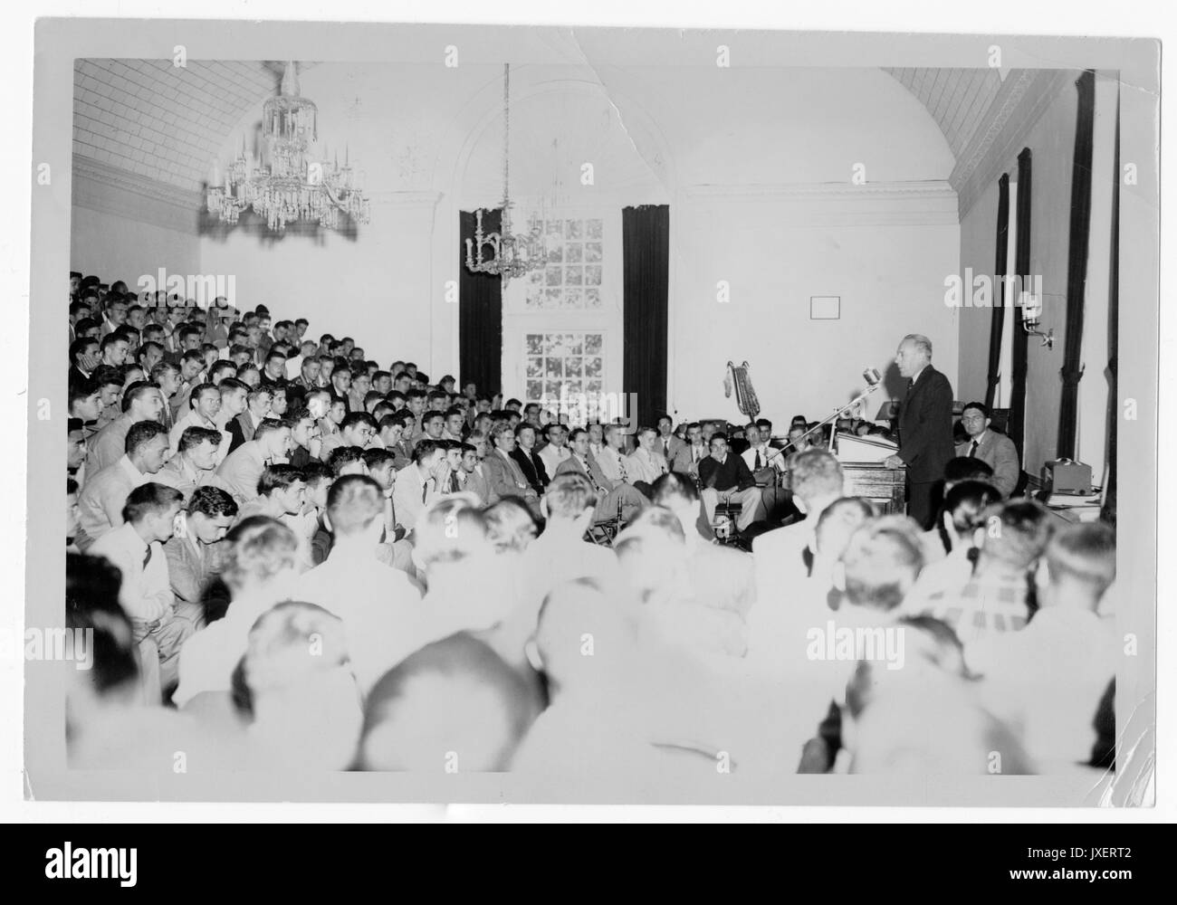 Detlev Wulf Bronk, la orientación, la vida estudiantil Bronk se está ocupando de la clase del 1953 durante una semana de orientación, la ubicación es el Gran Hall de Levering, 1949. Foto de stock