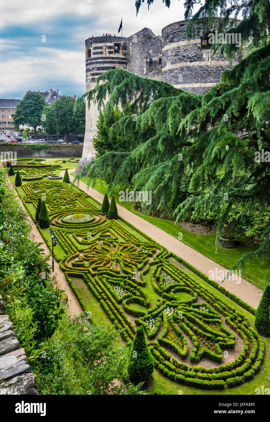 Francia, País del Loira, Angers, Château d'Angers, jardines ornamentados debajo del oeste de almenas del castillo medieval. Foto de stock