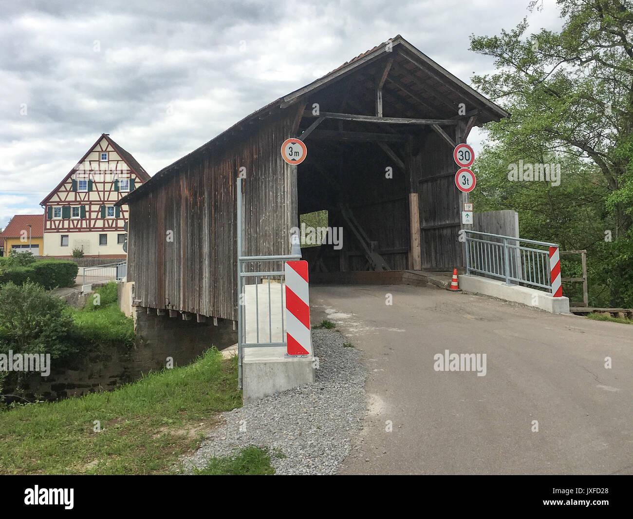 Puente peatonal cubierto de madera en Alemania Foto de stock