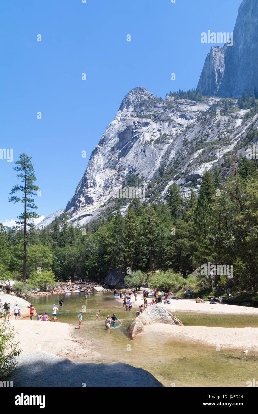 Las personas que toman un baño en el lago Espejo en el parque nacional Yosemite Foto de stock