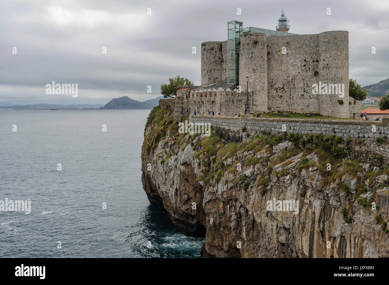 El castillo de Santa Ana es una fortaleza situada en el promontorio rocoso en Castro Urdiales, Cantabria, ESPAÑA Foto de stock