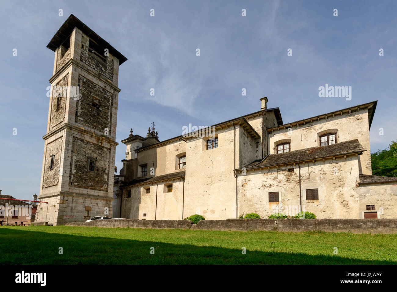 Vista lateral de la iglesia y el campanario de la aldea histórica, rodada en brillante día de verano en Miasino, Novara, Cusio, Italia Foto de stock
