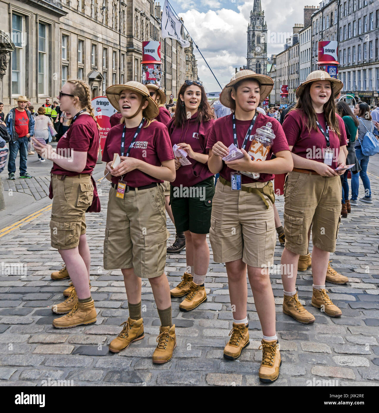 La Compañía de Teatro Seckford realizando el huevo-Princesa en Edinburgh Festival Fringe 2017 en la High Street de la Royal Mile de Edimburgo Scotland Reino Unido Foto de stock