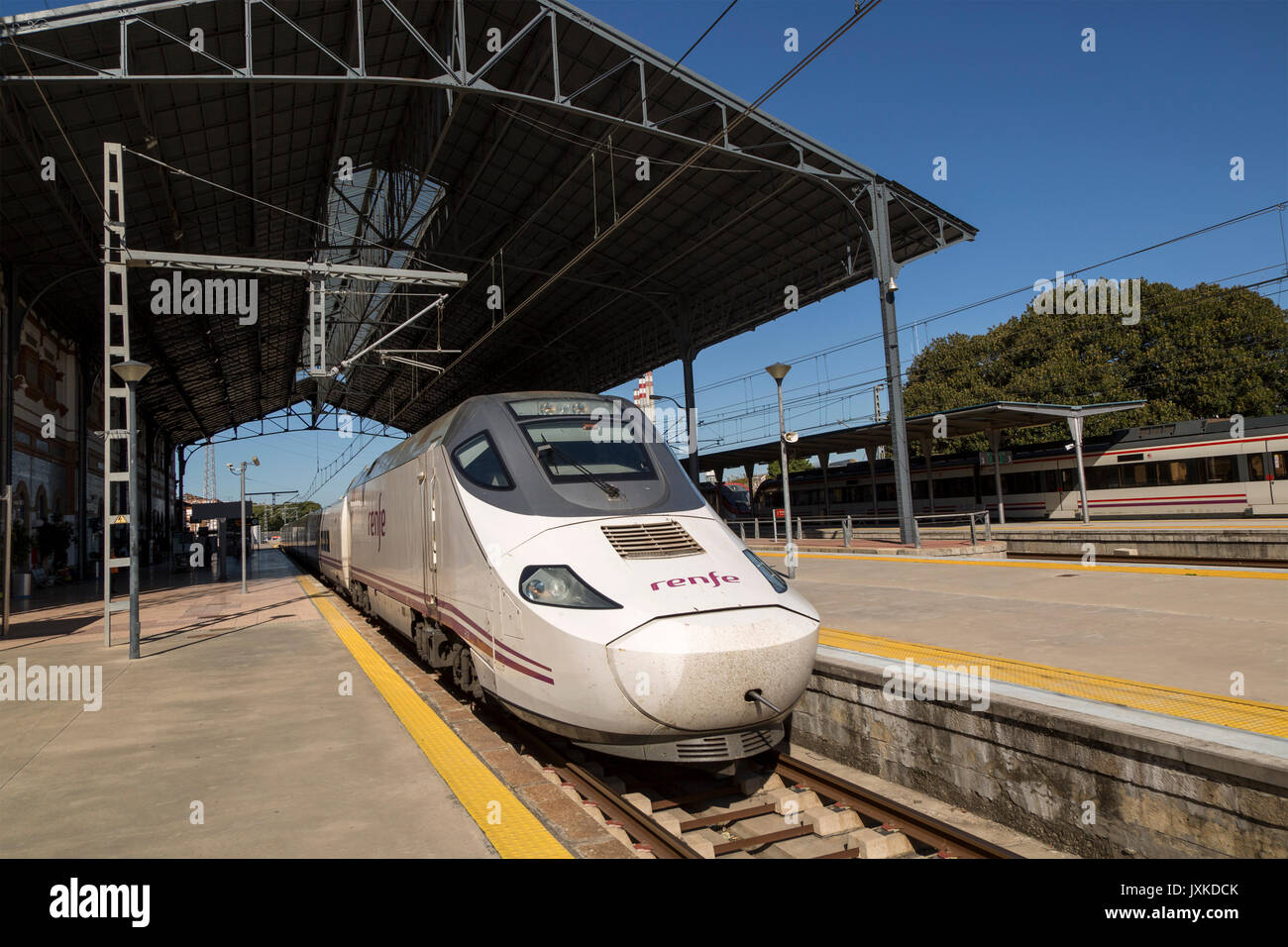 En La Plataforma De Renfe Estacion Jerez De La Frontera Espana Fotografia De Stock Alamy