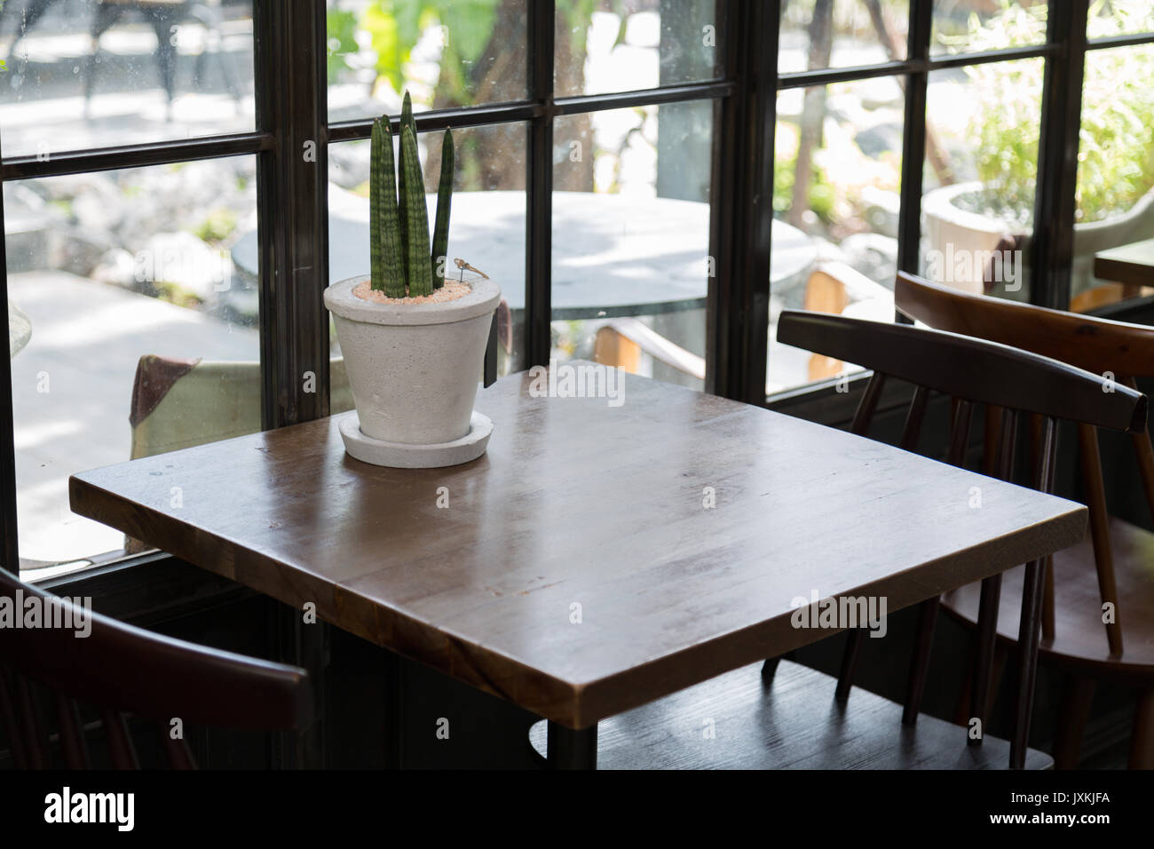 La mesa de comedor en el restaurante de estilo loft. Foto de stock